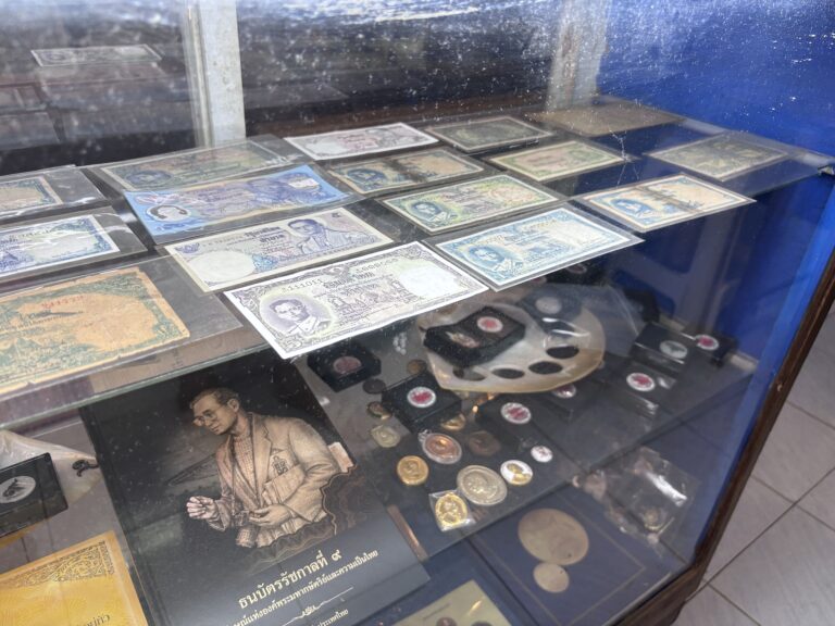 Chak Ngaew Chinese Market near Pattaya: a place for a walk and banknote collecting